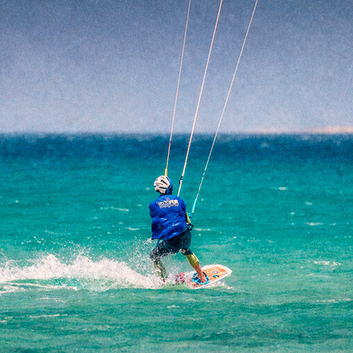 cursos kitesurf tarifa alumno agua